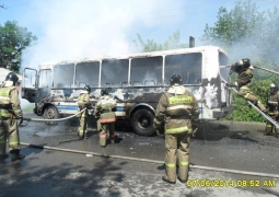 В Усть-Каменогорске полностью сгорел пассажирский автобус