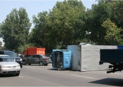 В Алматы легковушка перевернула грузовик (ВИДЕО)