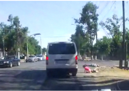 В Актобе водитель сбил женщину с ребенком (ВИДЕО)