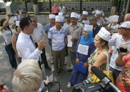 Ипотечники вышли на акцию протеста к зданию Кaspi bank в Алматы