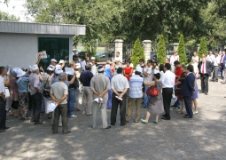 Ипотечники вышли на акцию протеста к зданию Кaspi bank в Алматы