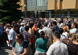 Около сотни проблемных заемщиков собрались на митинг у здания Нацбанка (ВИДЕО)