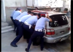 В Уральске полицейские вручную пытались донести автомобиль до эвакуатора (ВИДЕО)