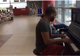 Игра пианиста в пражском аэропорту взорвала интернет (ВИДЕО)