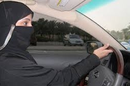 В ОАЭ запретили женщинам прихорашиваться за рулем