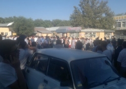 Массовая драка произошла в Южном Казахстане: есть пострадавшие, разбиты десятки машин и витрины магазинов