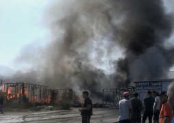 Пожар произошел на строительном базаре в Алматы