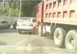 Водитель грузовика насмерть сбил девушку в Алматы