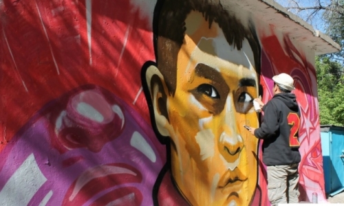 В Караганде появилось граффити Серика Сапиева