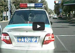 Полицейские Алматы бросают мусор и говорят по телефону за рулем (ВИДЕО)