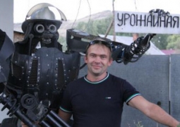 Житель Усть-Каменогорска собрал робота-охранника с человеческий рост 