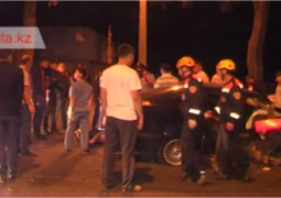 BMW влетел в бетонный столб в Алматы, погибли двое взрослых и малолетний ребенок (ВИДЕО)