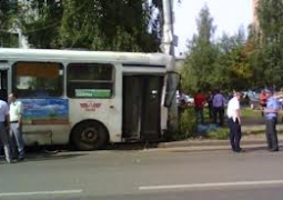 В Алматы автобус врезался в столб, травмы получили 14 человек