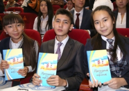 Состоялась презентация книги о Нурсултане Назарбаеве, составленной из сочинений школьников