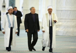 Нурсултан Назарбаев совершил праздничный намаз в Курбан айт