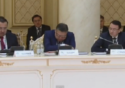 На встрече Н.Назарбаева с В.Путиным в Атырау Марат Тажин периодически засыпал, а Сергей Лавров был увлечен телефоном, - СМК