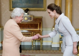Елизавета II присвоила Анжелине Джоли титул дамы