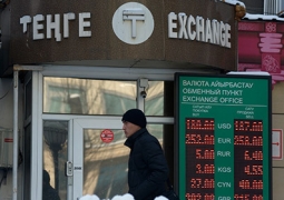 Жители ряда городов Казахстана активно скупают доллары