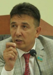 Сенатор Енсегенов возмущен количеством охраны акимов и министров