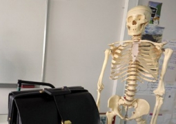 В румынской школе анатомию изучают по скелету бывшего директора