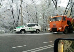 В Алматы при температуре -5 поливают дороги