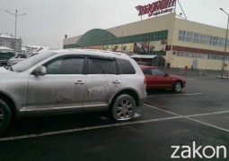 В Алматы служба охраны "Магнума" прокалывает колеса припаркованных машин