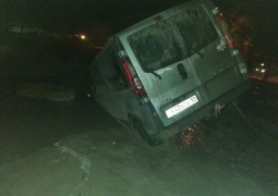 Сразу несколько авто провалились под землю на проезжей части в Костанае