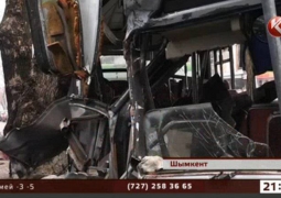 Легковушка влетела в автобус в Шымкенте: 11 человек в больнице