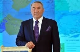 Нурсултан Назарбаев принял участие в торжественном поднятии штандарта