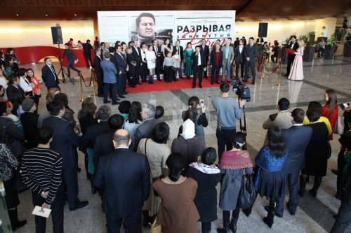 Нурсултан Назарбаев посетил премьеру 4-го фильма киноэпопеи "Путь лидера" - "Разрывая замкнутый круг"