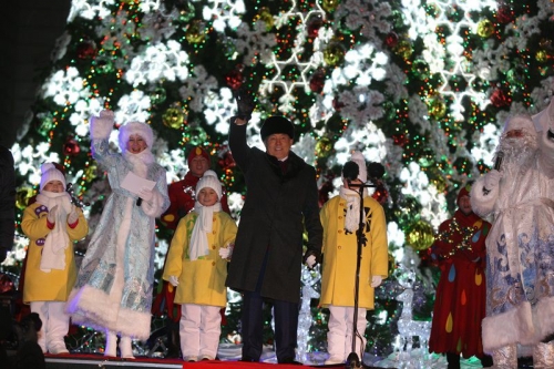 Нурсултан Назарбаев зажег главную новогоднюю ёлку страны