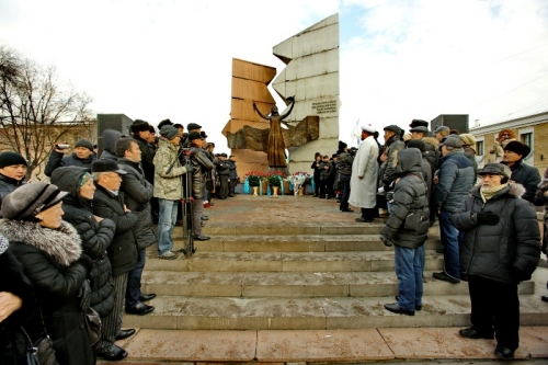 В Алматы участники Декабрьских событий 1986 года возложили цветы к памятнику «Т&#1241;уелсіздік та&#1187;ы»