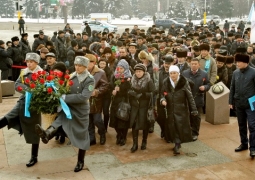 В Алматы участники Декабрьских событий 1986 года возложили цветы к памятнику «Т&#1241;уелсіздік та&#1187;ы»