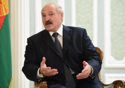 Александр Лукашенко потребовал перевести расчеты с Россией в доллары и евро