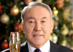 Президент Казахстана Нурсултан Назарбаев поздравил казахстанцев с Новым 2015 годом.
