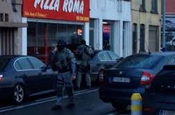 Подозреваемые в нападении на редакцию в Париже взяли заложников, - СМИ