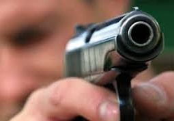 Пьяный мужчина ранил из пистолета случайную прохожую в Астане