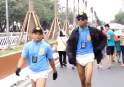 Полицейских Филиппин одели в подгузники во время приезда папы Римского