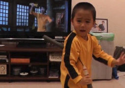 4-летний мальчик повторил боевые трюки Брюса Ли (ВИДЕО)
