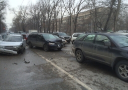 В Алматы на пр. Абая столкнулись сразу 5 машин