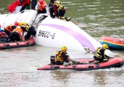 Водолазы извлекли из воды тела двух пилотов самолета TransAsia Airways