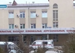 Избитая няней 4-летняя девочка скончалась в больнице в Шымкенте
