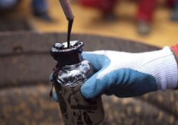 Нефть дешевеет на опасениях переизбытка "черного золота"