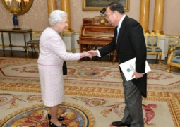 Посол РК в Великобритании вручил верительные грамоты Елизавете II