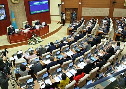 Казахстанские депутаты отказались понижать себе зарплаты