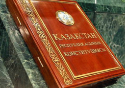 Нурсултан Назарбаев учредил юбилейную медаль к 20-летию Конституции РК