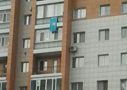 Протокол о привлечении к ответственности вывесившего на балконе флаг Курманбаева отменен