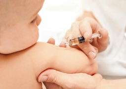 В Казахстане предложили наказывать родителей за отказ от вакцинации