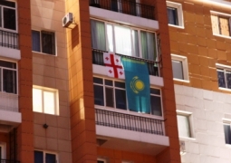 Ж.Курманбаеву отменили штраф и вернули казахстанский флаг