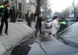В центре Алматы водитель открыл стрельбу по парковщику